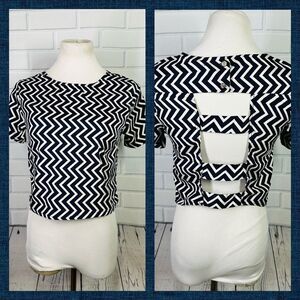 10/$25🦋 Tramp Navy & White Open Back Chevron Crop Top - Size Small
